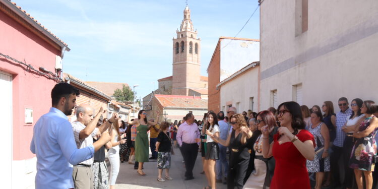 Rágama festeja a su patrona, la Virgen del Rosario, con misa, procesión y bailes típicos en las calles al son de la dulzaina