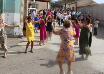 Poveda de las Cintas baile sin descanso a la Virgen del Rosario en la procesión del día grande de las celebraciones patronales