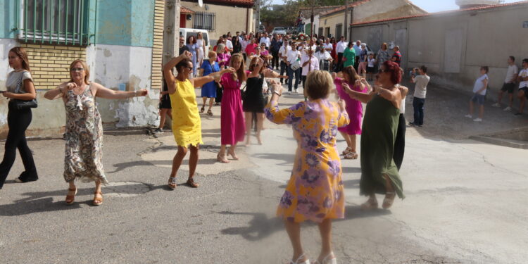 Poveda de las Cintas baile sin descanso a la Virgen del Rosario en la procesión del día grande de las celebraciones patronales