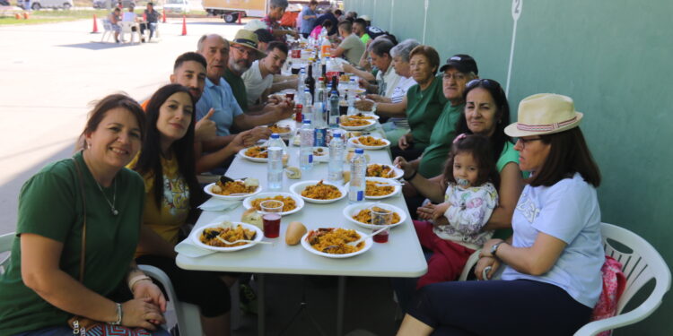 Poveda de las Cintas despide hoy sus fiestas y reúne a sus vecinos en torno a una degustación de paella en el frontón