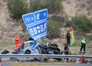 Una salida de vía en la A-50 en el término de Cantaracillo deja un turismo hecho un amasijo de hierros tras chocar con una señal