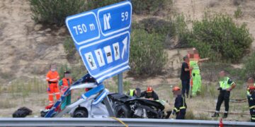 Una salida de vía en la A-50 en el término de Cantaracillo deja un turismo hecho un amasijo de hierros tras chocar con una señal
