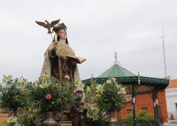 Peñaranda recibe a Santa Teresa de Jesús en sus calles en una solemne procesión tras la misa presidida por Rouco Varela