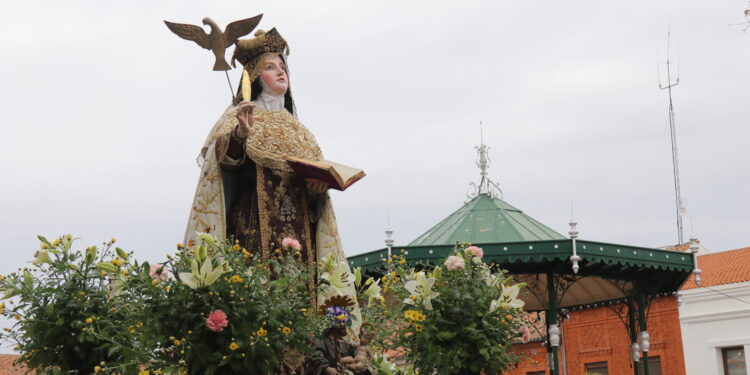 Peñaranda recibe a Santa Teresa de Jesús en sus calles en una solemne procesión tras la misa presidida por Rouco Varela