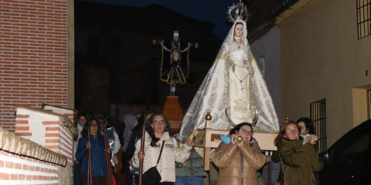 Arabayona de Mógica logra trasladar al Cristo de Hornillos y a la Virgen de la iglesia a la ermita tras una tarde de intensa lluvia