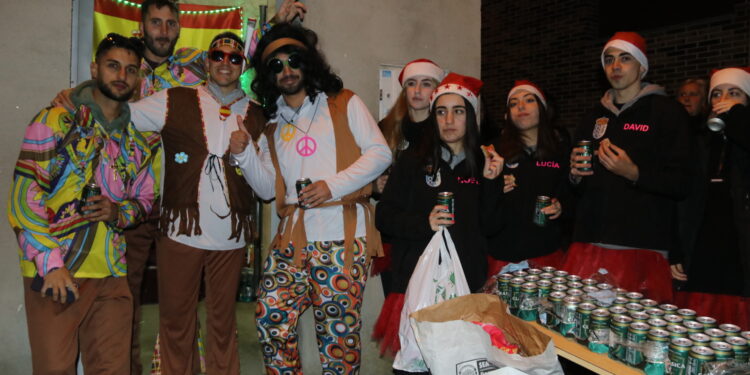 Las peñas de Arabayona de Mógica desafían al mal tiempo y disfrutan del recorrido animado por la charanga Los Tocacharros