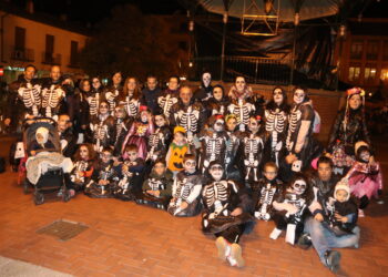 Peñaranda vive la noche más terrorífica del año en su gran fiesta de Halloween con desfile de disfraces y pócima hirviendo
