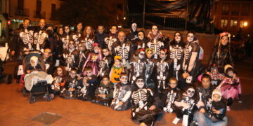 Peñaranda vive la noche más terrorífica del año en su gran fiesta de Halloween con desfile de disfraces y pócima hirviendo