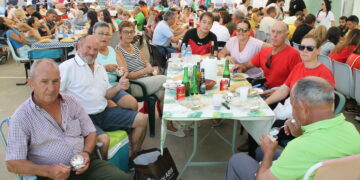 Zorita de la Frontera reúne a más de medio millar de comensales en el frontón para degustar la caldereta de las fiestas