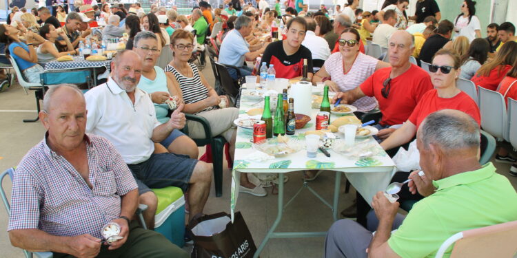 Zorita de la Frontera reúne a más de medio millar de comensales en el frontón para degustar la caldereta de las fiestas