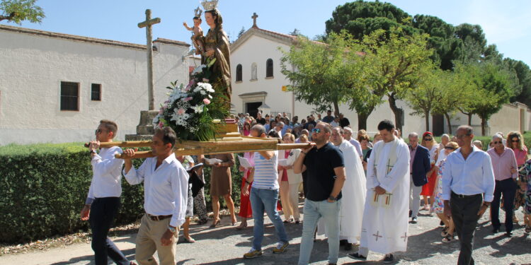 Mancera de Abajo lleva por primera vez a la Virgen del Rosario hasta el convento carmelita con motivo del Año Jubilar