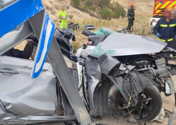 Una salida de vía en la A-50 en el término de Cantaracillo deja un turismo hecho un amasijo de hierros tras chocar con una señal