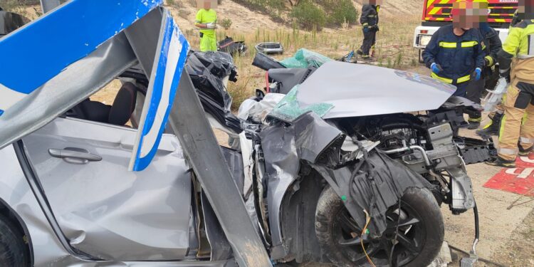 Una salida de vía en la A-50 en el término de Cantaracillo deja un turismo hecho un amasijo de hierros tras chocar con una señal