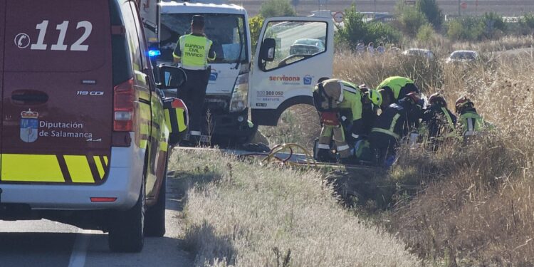Trasladado en helicóptero tras sufrir un grave accidente en Nava de Sotrobal con un camión y un tractor involucrados