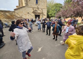 Arabayona de Mógica baila por fin al Cristo y a la Virgen en la procesión que ha partido de la ermita para recorrer el pueblo