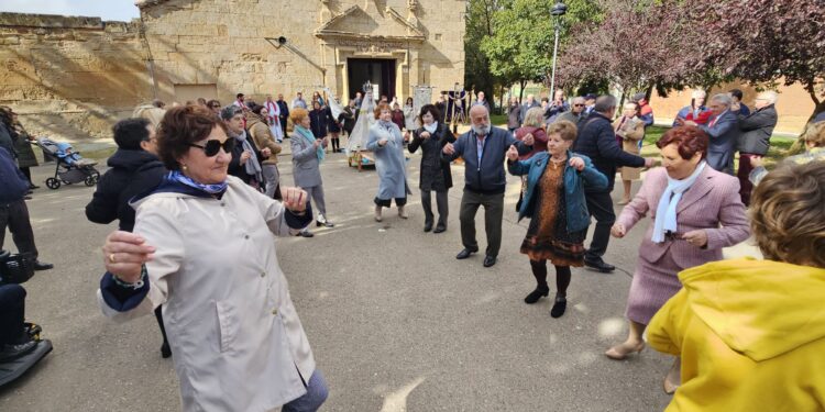 Arabayona de Mógica baila por fin al Cristo y a la Virgen en la procesión que ha partido de la ermita para recorrer el pueblo