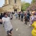 Arabayona de Mógica baila por fin al Cristo y a la Virgen en la procesión que ha partido de la ermita para recorrer el pueblo