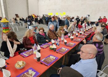 Los mayores de Arabayona de Mógica comparten un ágape en el multiusos dentro de los actos festivos del Cristo de Hornillos
