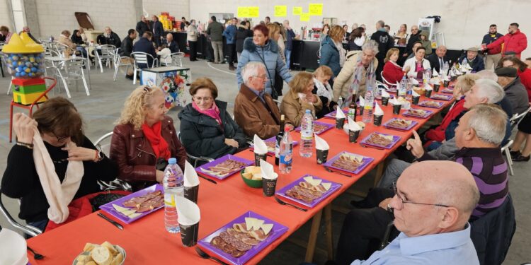 Los mayores de Arabayona de Mógica comparten un ágape en el multiusos dentro de los actos festivos del Cristo de Hornillos