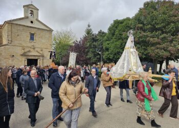 Arabayona de Mógica baila por fin al Cristo y a la Virgen en la procesión que ha partido de la ermita para recorrer el pueblo