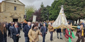 Arabayona de Mógica baila por fin al Cristo y a la Virgen en la procesión que ha partido de la ermita para recorrer el pueblo