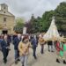 Arabayona de Mógica baila por fin al Cristo y a la Virgen en la procesión que ha partido de la ermita para recorrer el pueblo