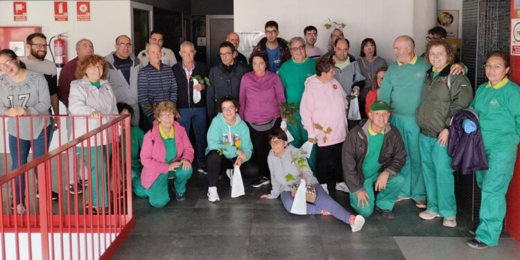 Peñaranda reparte más de un millar de árboles entre escolares de Infantil y Primaria, Acopedis y los dos talleres de empleo