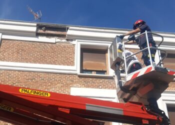 Bomberos de Peñaranda intervienen en el desprendimiento de parte de una cornisa en un edificio de la céntrica calle Cerrajeros