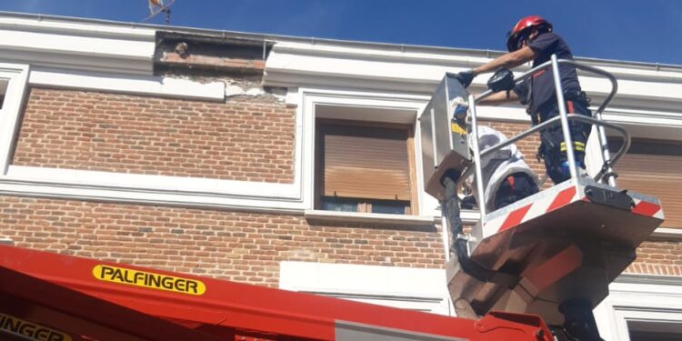 Bomberos de Peñaranda intervienen en el desprendimiento de parte de una cornisa en un edificio de la céntrica calle Cerrajeros
