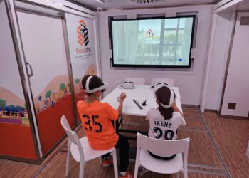 Peñaranda recibe al autobús del programa de autoprotección en el que se ofrecen consejos para prevenir situaciones de riesgo