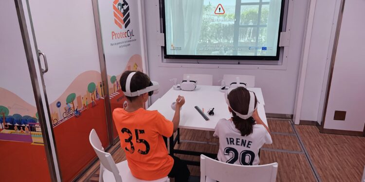 Peñaranda recibe al autobús del programa de autoprotección en el que se ofrecen consejos para prevenir situaciones de riesgo