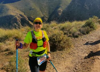 La atleta macoterana Toñi Hernández participa en la «Desértica», la carrera de 70 kilómetros que organiza la Legión en Almería