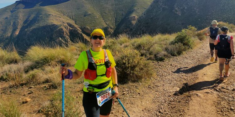 La atleta macoterana Toñi Hernández participa en la «Desértica», la carrera de 70 kilómetros que organiza la Legión en Almería