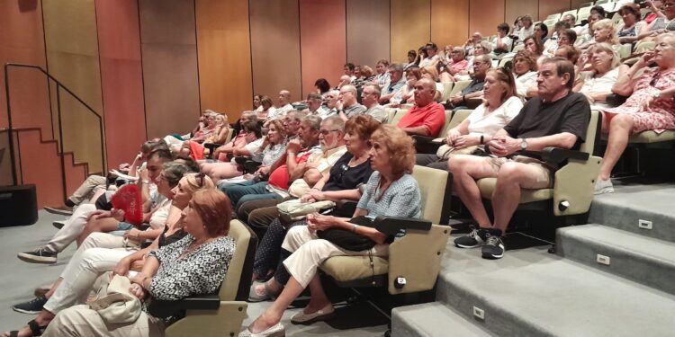 El CEPA El Inestal de Peñaranda inaugura el curso escolar con una charla sobre fotografía a cargo de Victorino García Calderón