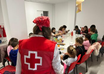 Cruz Roja Juventud abre las actividades de Halloween en Peñaranda con un divertido taller de manualidades