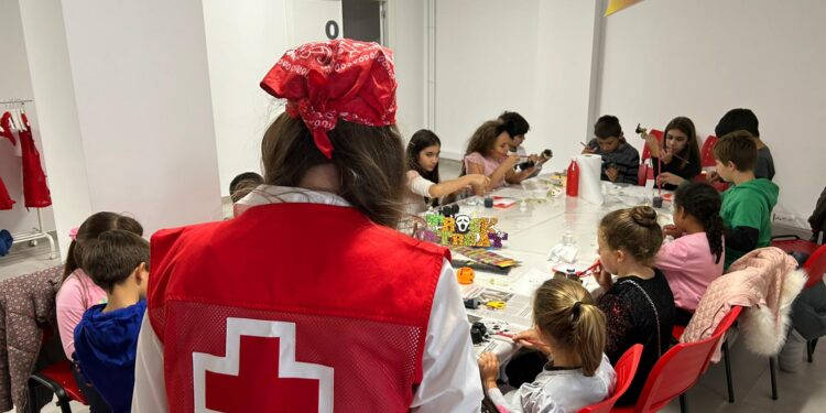 Cruz Roja Juventud abre las actividades de Halloween en Peñaranda con un divertido taller de manualidades