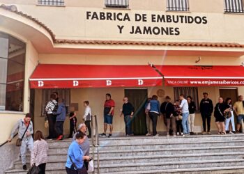 Peñaranda vive un intenso sábado de compras por el Puente del Pilar con gran afluencia de clientes en varios establecimientos