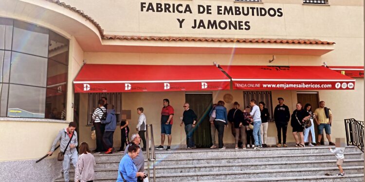 Peñaranda vive un intenso sábado de compras por el Puente del Pilar con gran afluencia de clientes en varios establecimientos