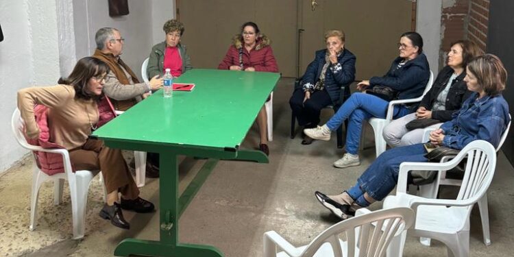 La cofradía de la Esperanza pone en marcha en Peñaranda un taller de costura cofrade que tendrá una periodicidad quincenal