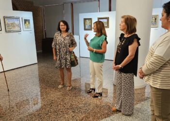 Paqui González del Castillo muestra sus obras en Peñaranda desde su «mirada» autodidacta al entorno que le rodea