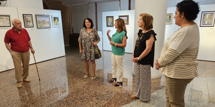 Paqui González del Castillo muestra sus obras en Peñaranda desde su «mirada» autodidacta al entorno que le rodea
