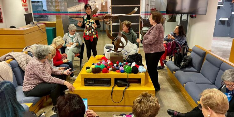 Las «Ganchilleras en acción» decorarán con croché un árbol de Navidad que se ubicará en la calle Bodegones de Peñaranda