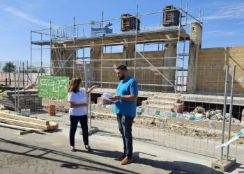 Peñaranda invierte casi 91.000 euros en la reforma de la grada del polideportivo municipal al aire libre que estará lista en un mes