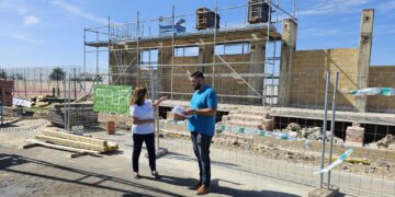 Peñaranda invierte casi 91.000 euros en la reforma de la grada del polideportivo municipal al aire libre que estará lista en un mes