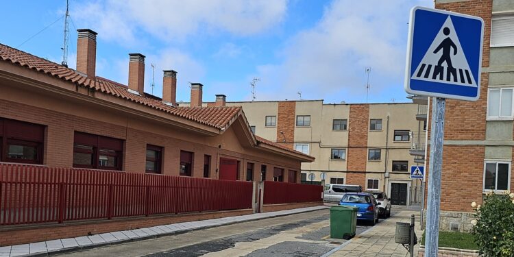 Peñaranda mejora la seguridad vial en el entorno de la guardería con señalización vertical y dos nuevos pasos de peatones