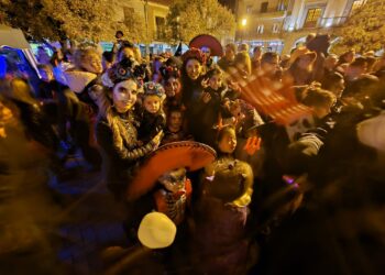 Peñaranda vive la noche más terrorífica del año en su gran fiesta de Halloween con desfile de disfraces y pócima hirviendo