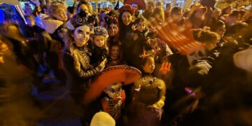 Peñaranda vive la noche más terrorífica del año en su gran fiesta de Halloween con desfile de disfraces y pócima hirviendo