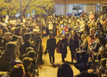Peñaranda vive la noche más terrorífica del año en su gran fiesta de Halloween con desfile de disfraces y pócima hirviendo