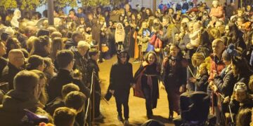 Peñaranda vive la noche más terrorífica del año en su gran fiesta de Halloween con desfile de disfraces y pócima hirviendo