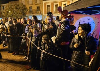 Peñaranda vive la noche más terrorífica del año en su gran fiesta de Halloween con desfile de disfraces y pócima hirviendo